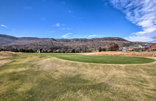 Scenic Mtn Retreat with Wooded Backyard and Fire Pit! - Foto 3