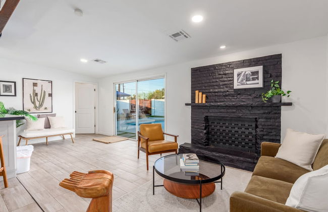 The Melrose ASU Pool Workspace Firepit - Photo 10