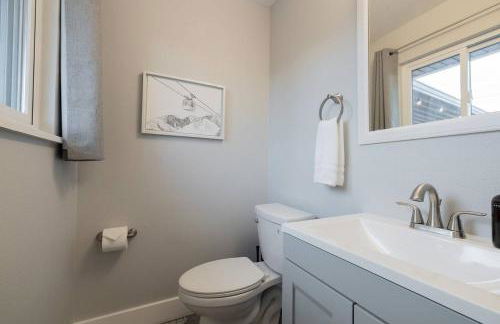 Light-filled retreat w hot tub & firepit - Foto 35