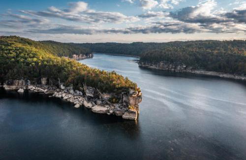 Ascension Cabin - hot tub, fire pit, babbling brook - Foto 38