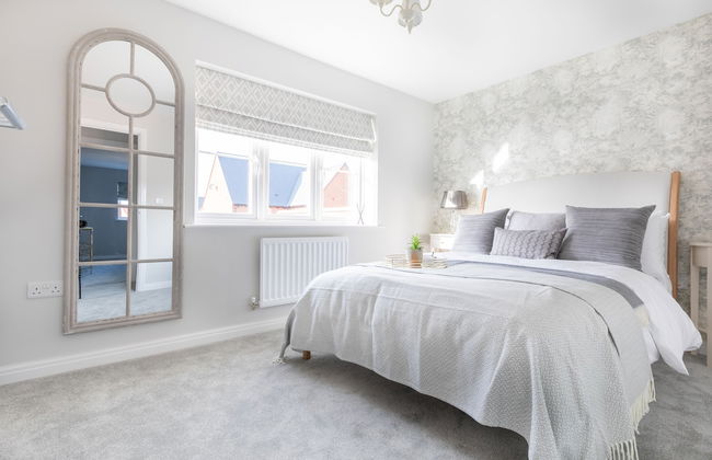 4 Bedroom Detached House 5mins Walk to Shopping Village - Foto 1