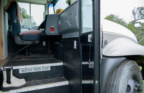 American School Bus Retreat with Hot Tub in Sussex Meadow - Foto 14