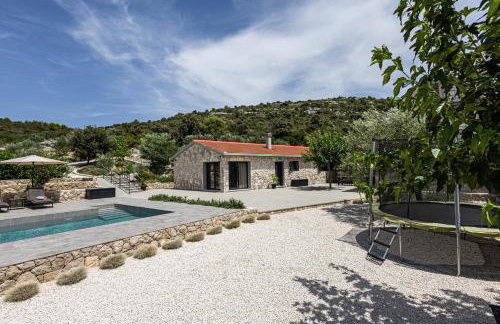 Villa Bosilen with private pool, near Trogir, Split airport, quiet area, family villa - Photo 6