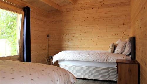 Stunning 5-Bed Cabin in Ashton Under Hill - Photo 4