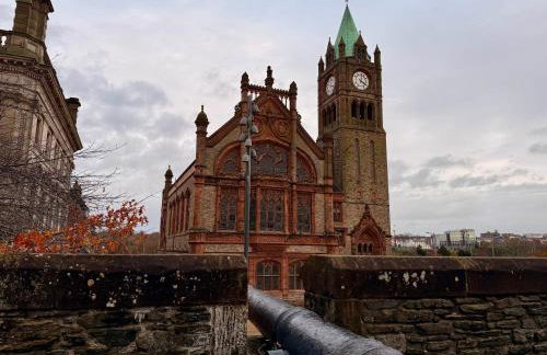 2BR City Centre Apartment By Travel Lets Short Term Rental Agency Derry With Free WiFi - Foto 20