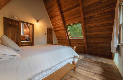 Enchanting River- Water Front A-Frame Cabin - Foto 21