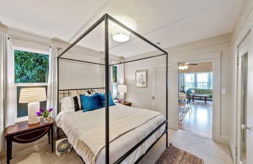 Refined and Roomy 1BD House with Laundry - Foto 21