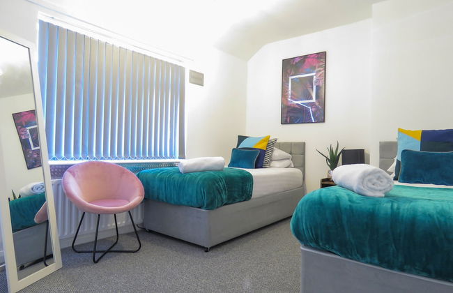 Tudors eSuites 4 Bedroom House with Garden & 9 Beds - Foto 1