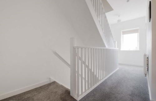 Modern and Comfortable Home away from Home - Photo 24