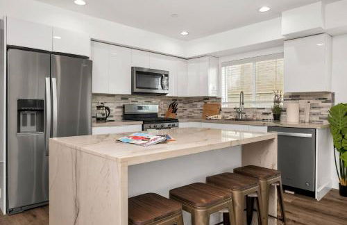 Cozy 3 BR Townhouse with Balcony - Photo 7