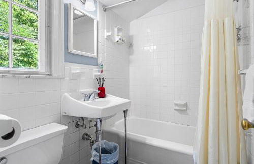 7BR Historic Estate Private Yard Near DC and Old Town - Vassar - Foto 36