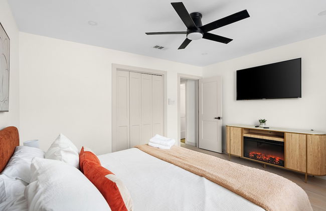 Luxury Zilker Home Pool Hot Tub Kitchen - Photo 6