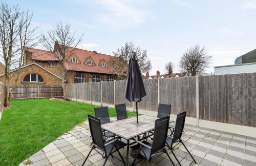 Two Bed Flat in Bush Hill Park - Photo 22