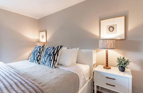 Spacious & Serene 6-Br Family Retreat in Kirkland - Photo 36