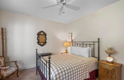 Vineyard Estate w Pool Spa Bocce Ball Mins to Wineries Park Lawndale Manor by AvantStay - Foto 25