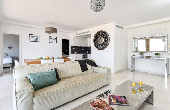 Modern Gem with Stunning Balcony by Sea N Rent - Photo 14