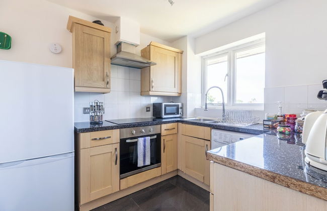 Skyline Haven Modern 2BR w/ Free Parking & 4kTV - Photo 24