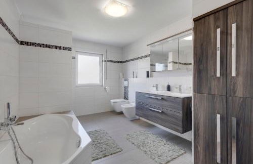 3-Bedroom Apartment with Garden Near US Army Gate 1 - Foto 10