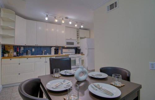 Book Now! 8-Min to Metro - King Bed- Old Town Central Retreat - Floyd's Freedom - - Foto 38