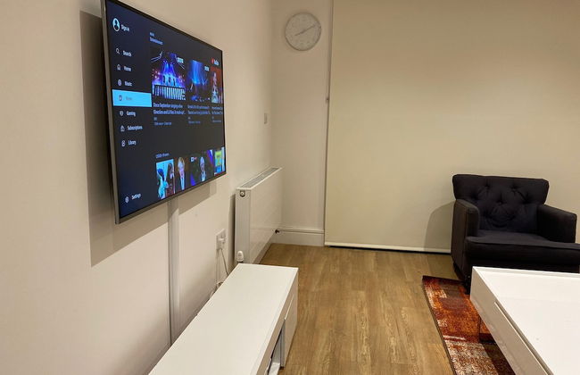 STUNNING 2 BED APARTMENT WITH PARKING - Foto 14