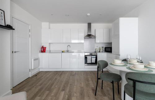 Modern Canal-Side Apartment in Milton Keynes - Photo 14