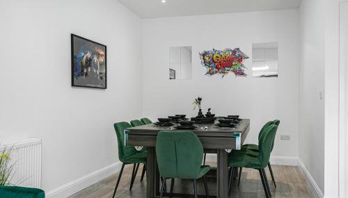 Spacious Detached House with 7 Beds Includes Ping Pong and Pool Table Sleeps 14 Free Parking - Foto 3