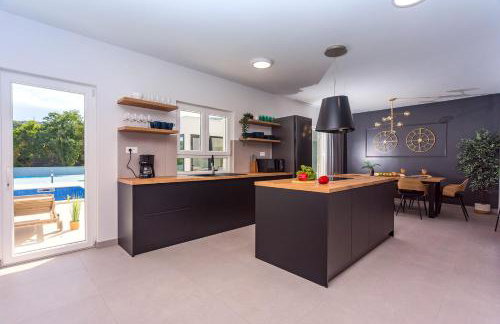 VILLA ALMIC with heated pool, 5 bedrooms, Gaming room, a multi-use playground court - Photo 12