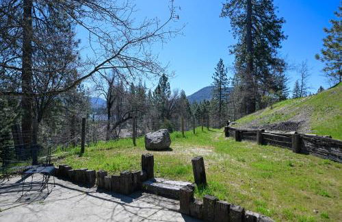 Near Yosemite Bass Lake Cabin with Hot Tub, Lake View, Pet Friendly - Photo 58