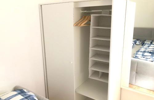 Stilvolles Apartment mit Balkon, Küche & Parkplatz - Waldstetten Zentrum - Foto 41