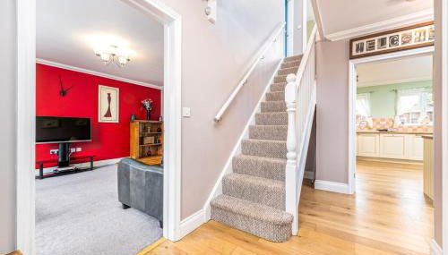 Detached luxury 5 bed house, lanscaped garden, fire pit, parking, can sleep families or workers - Foto 4