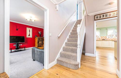 Detached luxury 5 bed house, lanscaped garden, fire pit, parking, can sleep families or workers - Foto 4