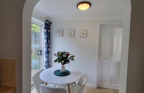 Cheerful, cosy, one bedroom home with patio and parking - Photo 22