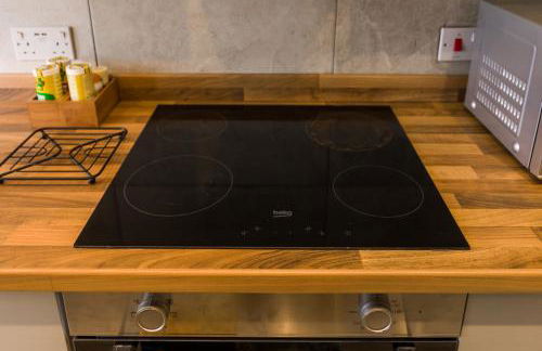 4 bedroom house with Garden, Parking & 3 mins Walking Distance from Train Station - Photo 13