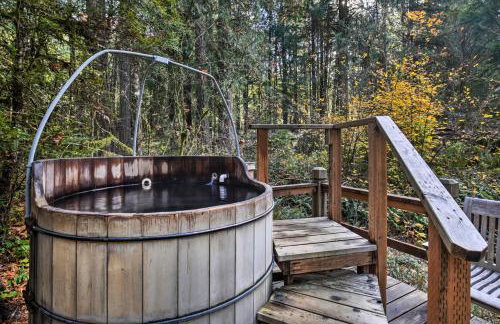 Enchanting Escape with Hot Tub, Decks and Views! - Foto 28