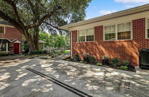 Cozy Riverside Villa - Walkable to Bars & Restaurants - Foto 20