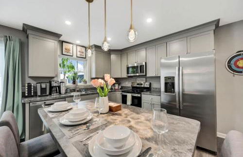 Modern 5BR, Kid-Friendly Home In Poconos with Pool Table - Foto 11