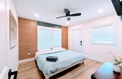 Custom Design Kitchen King Beds Laundry Large TVs - Foto 16