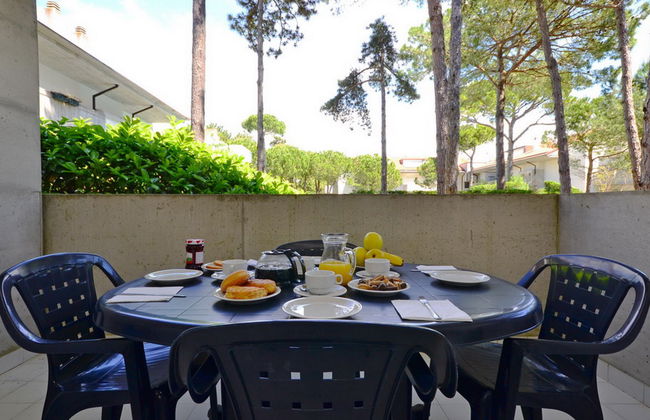 2 bedroom Apartment in Lignano Sabbiadoro with swimming pool and garden - Photo 3