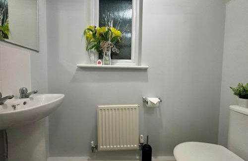 Eskdale Townhouse- Spacious 4BR ,Crawley, Free Wifi, Parking, fully equipped, contractor friendly, temporary relocations welcome, near Gatwick Airport - Foto 45