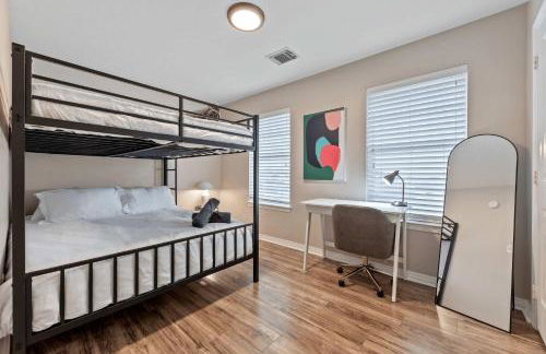 Luxurious Home with Huge Pool - Photo 41