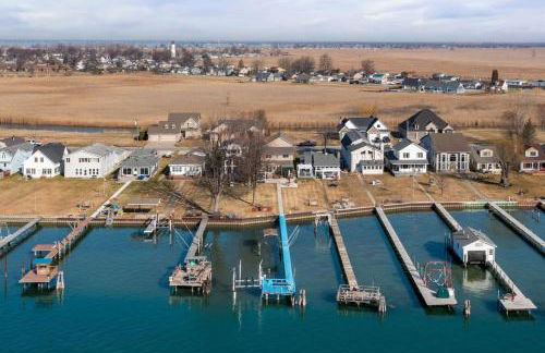 Lakeside Bliss 2BR, 1BA with All Modern Comforts - Foto 38