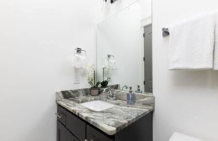 The Maple House - Huge Backyard & Mins to Broadway - Foto 51