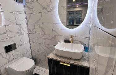 Luxxe House with Hot tub and Pool table - Photo 7