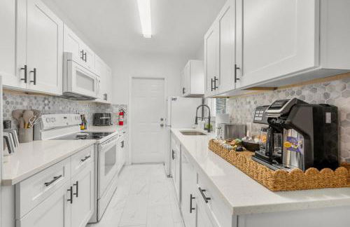 Bright and Airy Apartment on Flamingo Dr - Foto 28