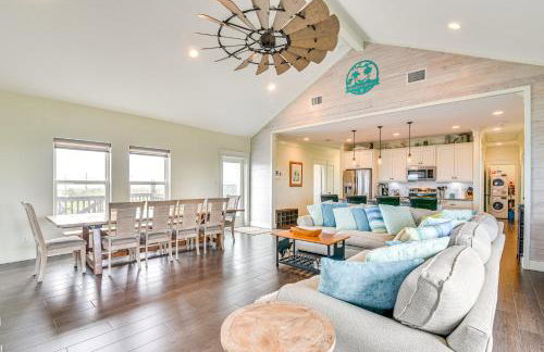 Canal-Front Coastal Getaway in Gilchrist with Deck - Foto 1