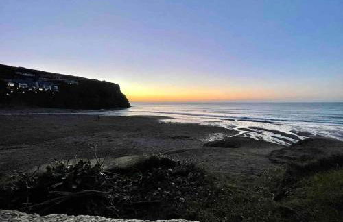 Whispering Waves in Porthtowan, Beachfront Apartment - Photo 24