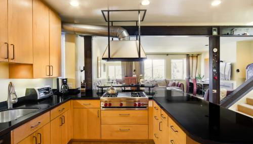 Two Bedroom, Two Newly Renovated Bathrooms, Deck - Foto 2, stove