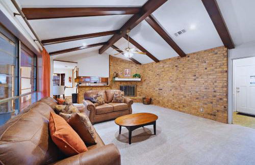 Relax and Play 3BR Retreat w Sunroom - Foto 8