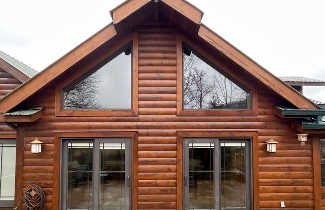 Deluxe log cabin! Pet and motorcycle friendly - enjoy nature with family and friends! 3 Bedroom Cabin by RedAwning - Foto 30