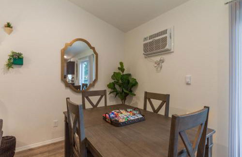 Modern and Stylish KING bed Wifi FREE Parking - Foto 8